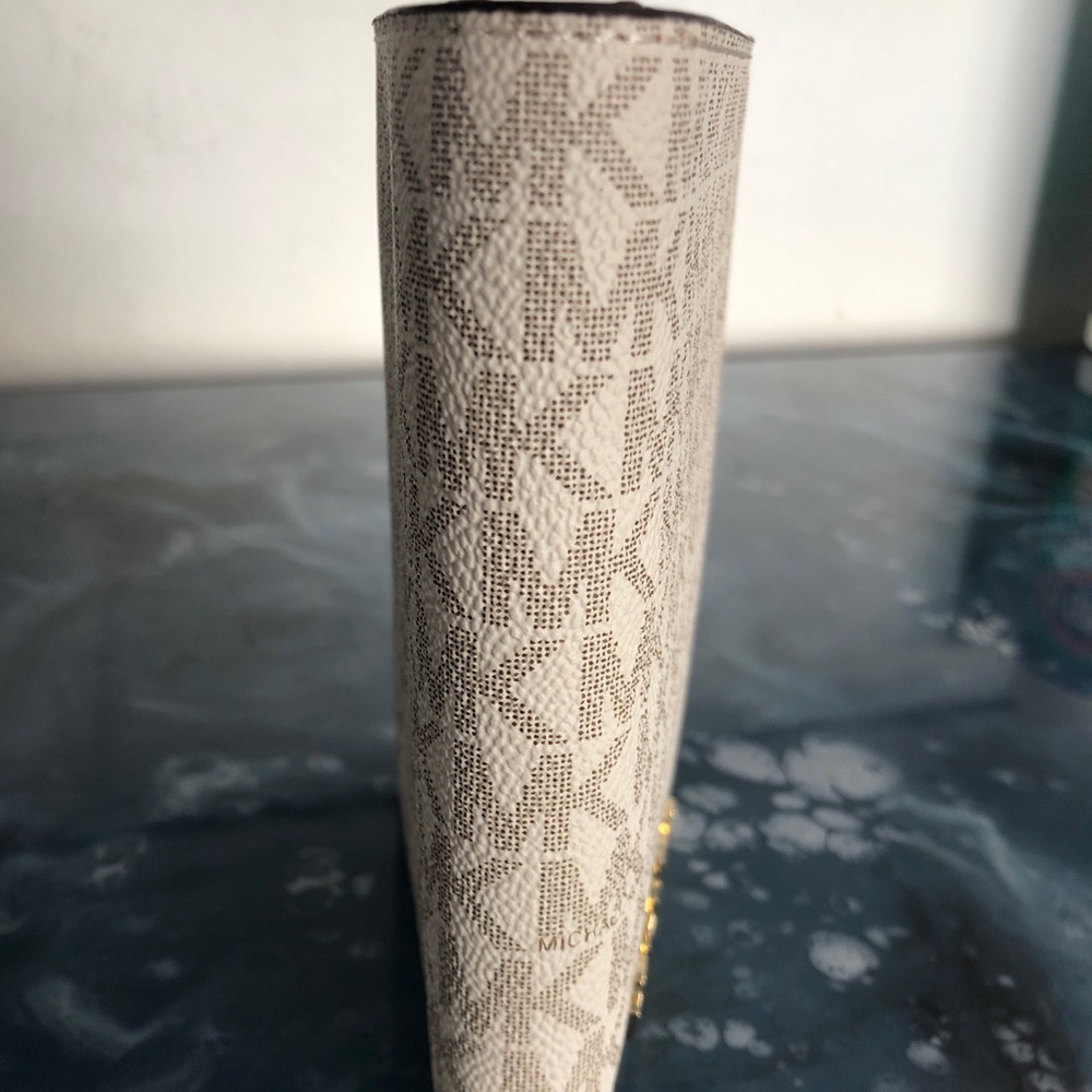 Michael Kors Passport Case/Wallet - Picture 2 of 8